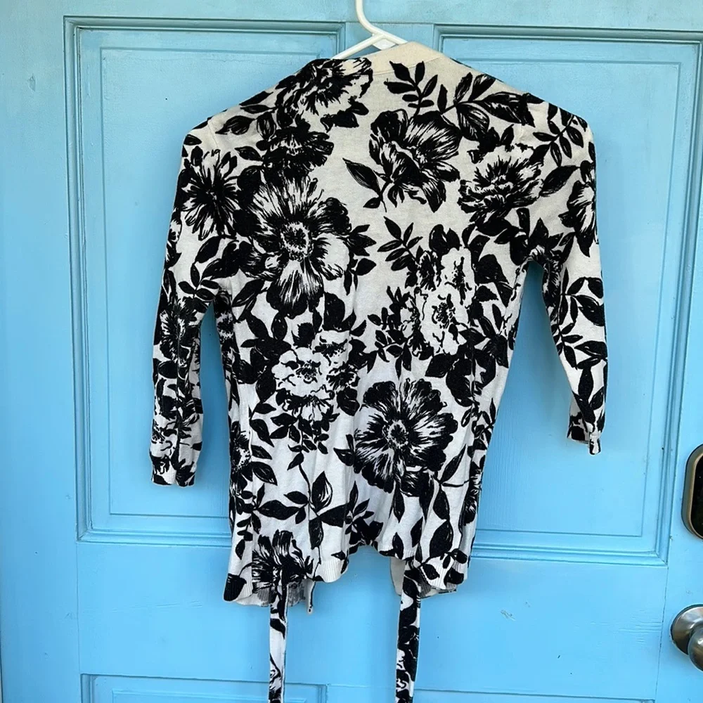 Banana Republic Sweater Floral Black and White Women’s Top size XSP